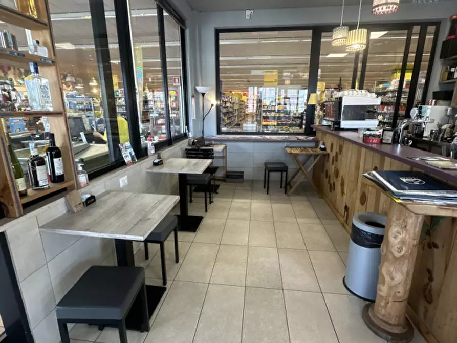 Immagine 9 di Attività commerciale in vendita  a Cesena