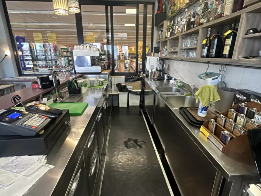 Immagine 10 di Attività commerciale in vendita  a Cesena