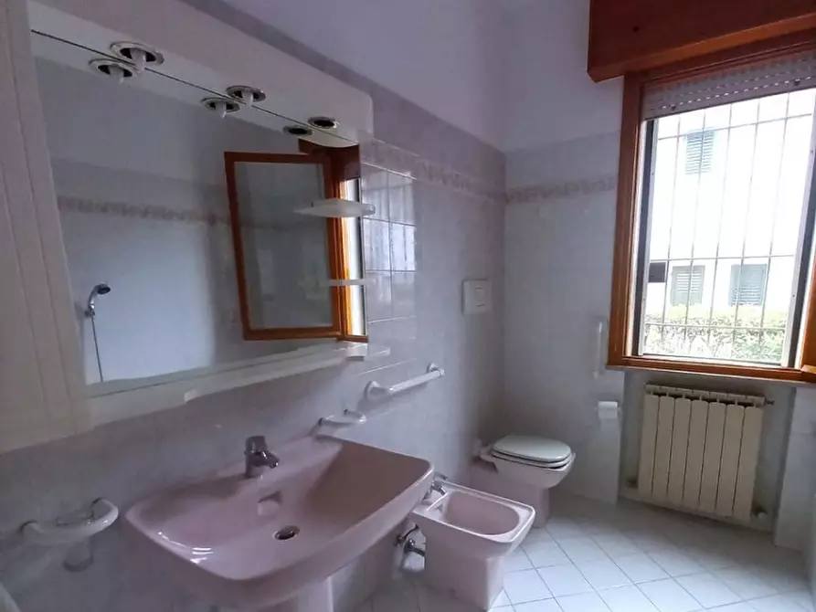 Immagine 10 di Appartamento in vendita  in viale Carbonia a Riccione