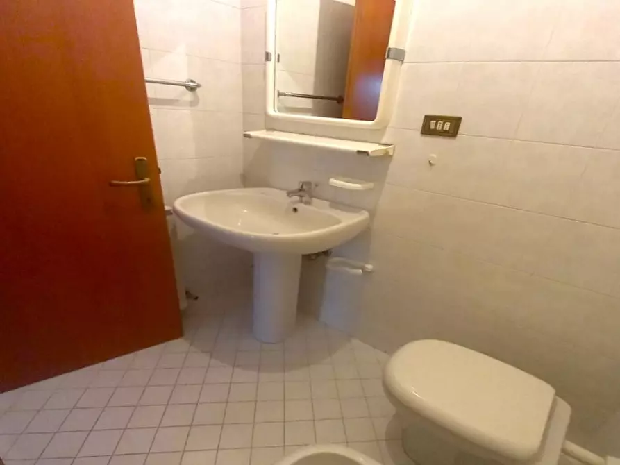 Immagine 12 di Appartamento in vendita  in viale Carbonia a Riccione