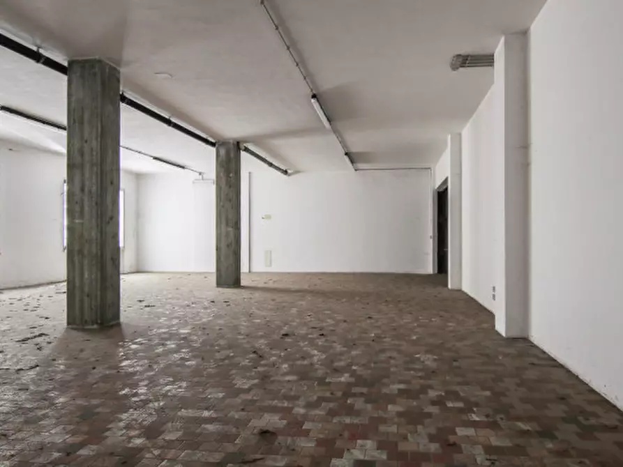 Immagine 33 di Ufficio in vendita  in Via Piazzale Vittorio Veneto a Bussolengo
