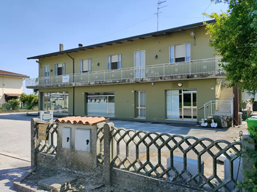 Immagine 1 di Attività commerciale in vendita  in Via Martiri di Belfiore a Rovigo