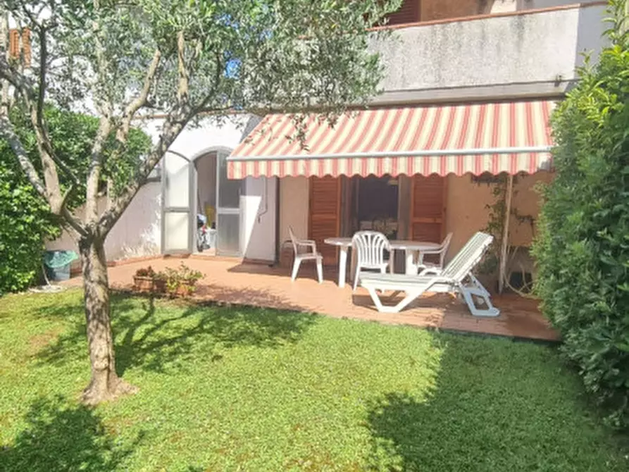 Immagine 1 di Casa quadrifamiliare in vendita  in Via delle Cateratte a Montignoso