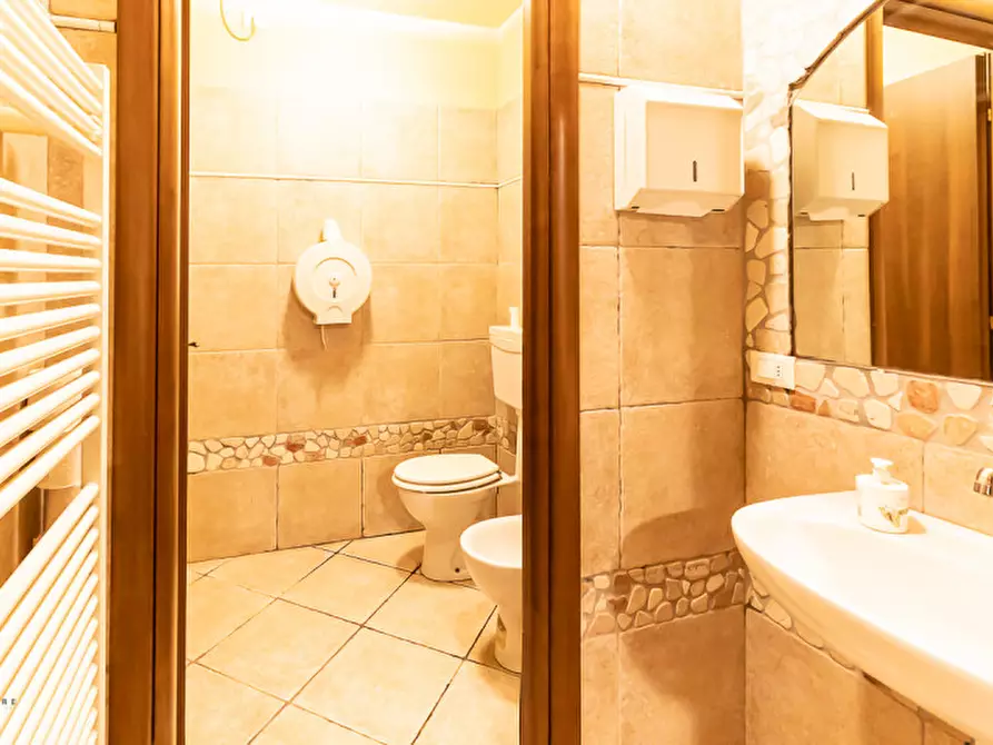 Immagine 15 di Negozio in vendita  in via Libertà a Medicina