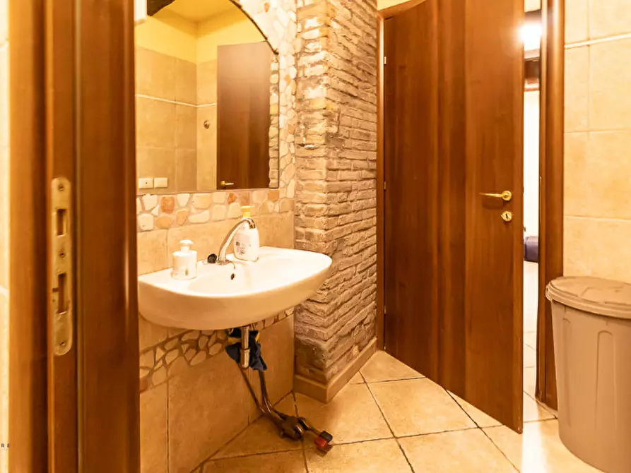 Immagine 16 di Negozio in vendita  in via Libertà a Medicina