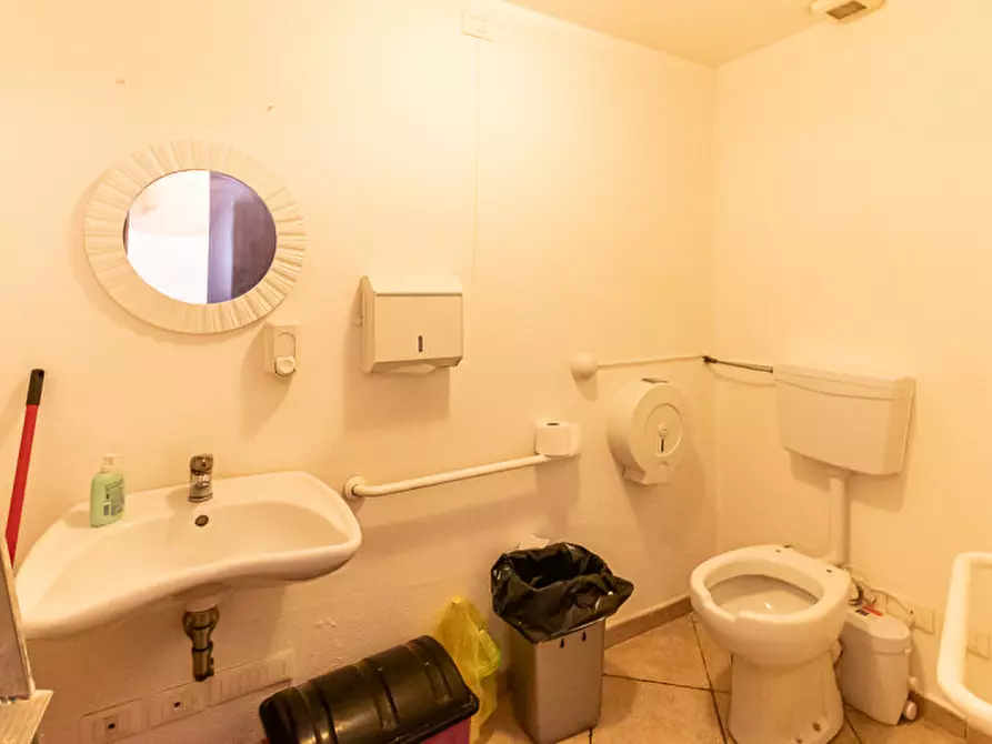 Immagine 21 di Negozio in vendita  in via Libertà a Medicina