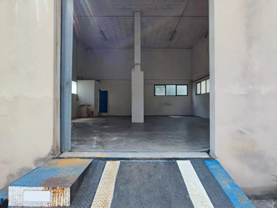 Immagine 5 di Magazzino in affitto  in Via Scalette a Caprino Veronese