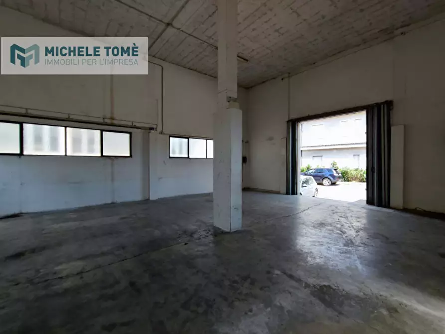 Immagine 8 di Magazzino in affitto  in Via Scalette a Caprino Veronese