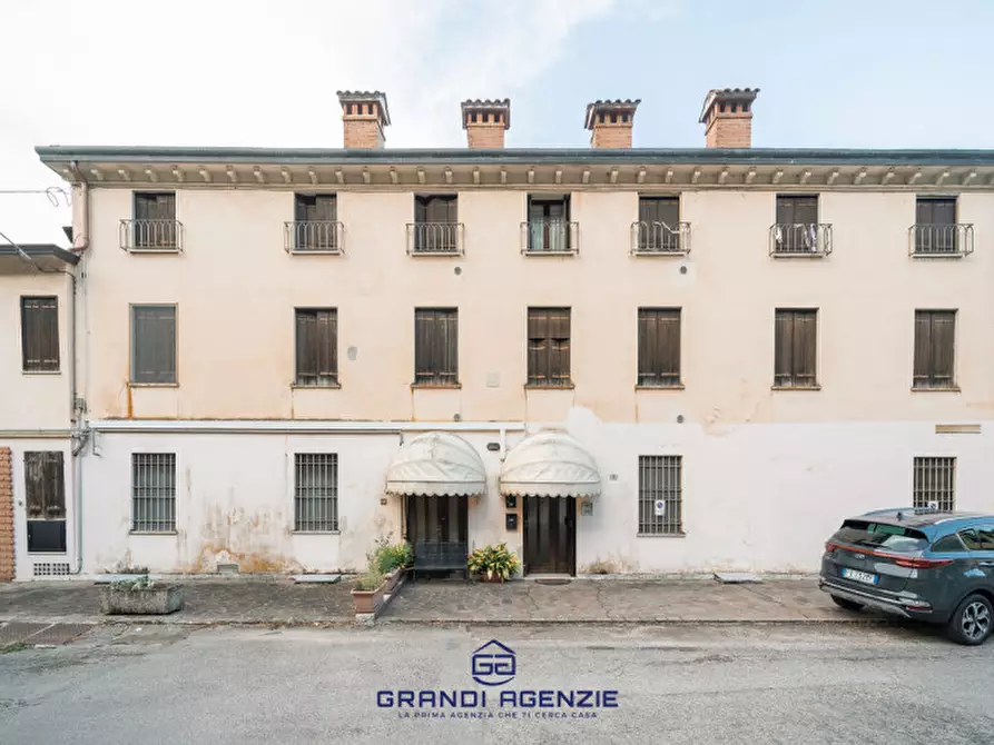 Immagine 3 di Palazzo in vendita  in Via Lago di Fimon, 11 a Arcugnano