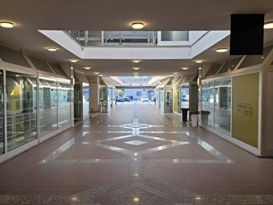 Immagine 1 di Negozio in vendita  in via pascoli a Affi