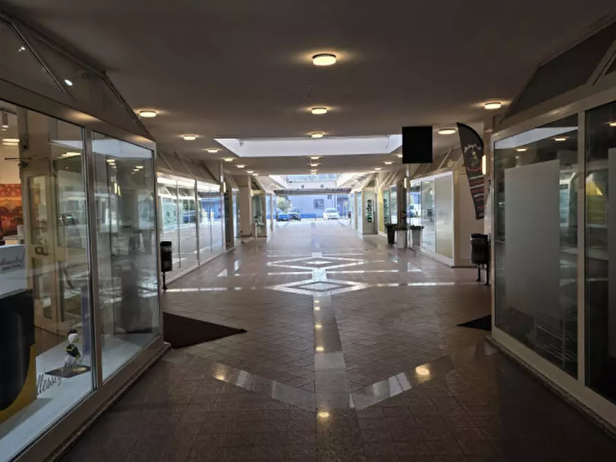 Immagine 2 di Negozio in vendita  in via pascoli a Affi