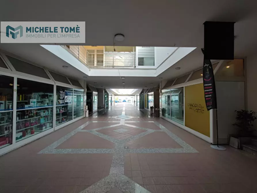 Immagine 2 di Negozio in vendita  in via pascoli a Affi