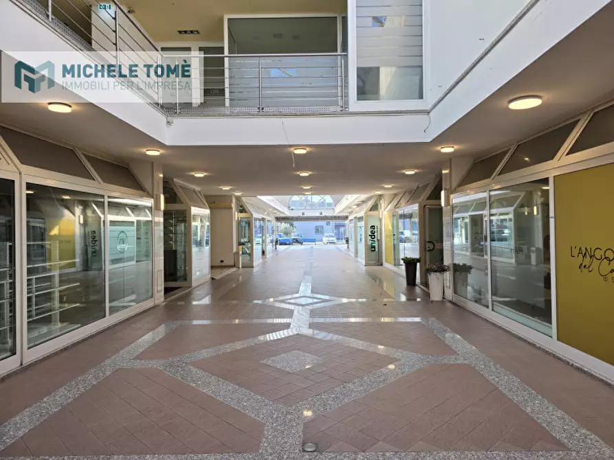 Immagine 3 di Negozio in vendita  in via pascoli a Affi