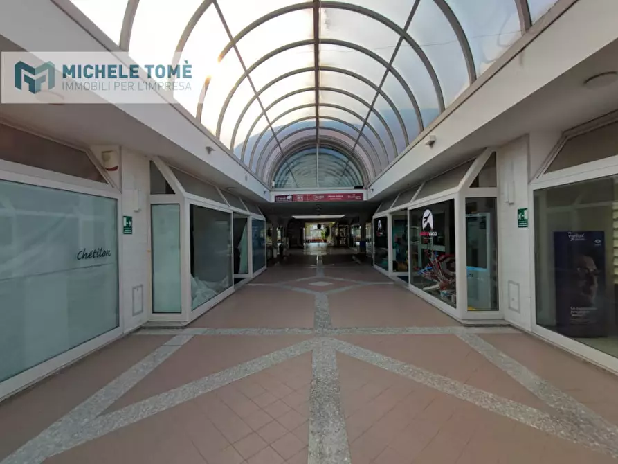 Immagine 3 di Negozio in vendita  in via pascoli a Affi