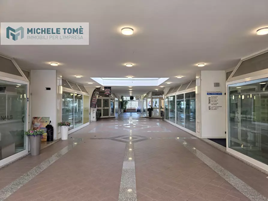 Immagine 5 di Negozio in vendita  in via pascoli a Affi