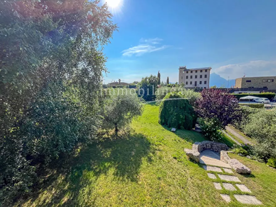 Immagine 2 di Villa in vendita  in Via Volpara a Torri Del Benaco
