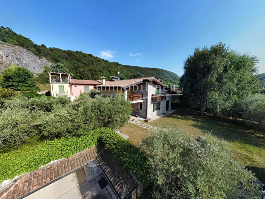 Immagine 3 di Villa in vendita  in Via Volpara a Torri Del Benaco