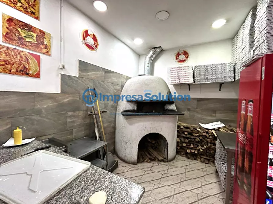 Immagine 7 di Negozio in vendita  in Via Benedetto Cairoli a Napoli