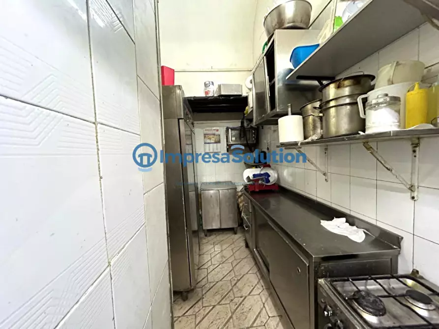 Immagine 9 di Negozio in vendita  in Via Benedetto Cairoli a Napoli