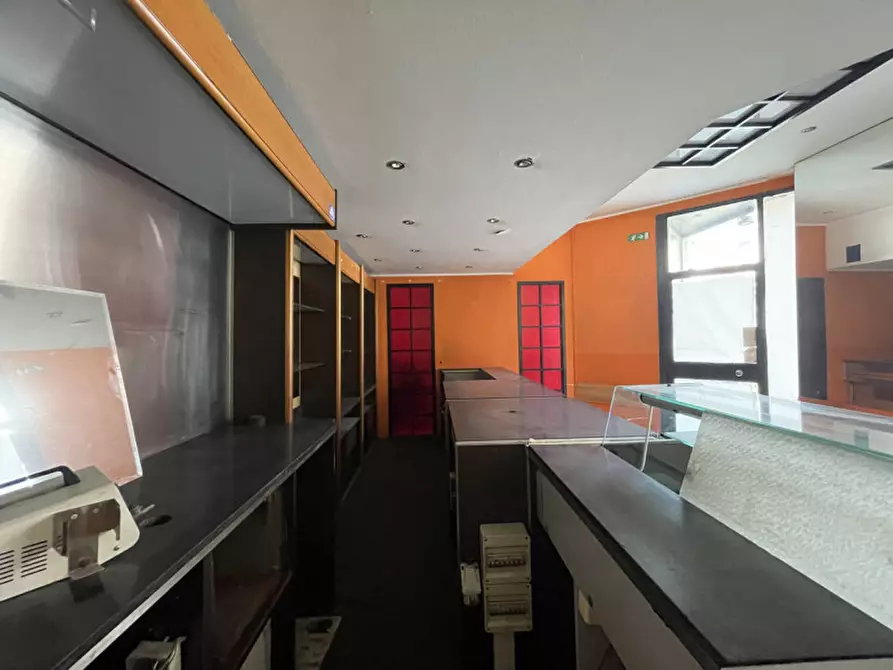 Immagine 11 di Negozio in vendita  in Via Garibaldi 116 a Rho