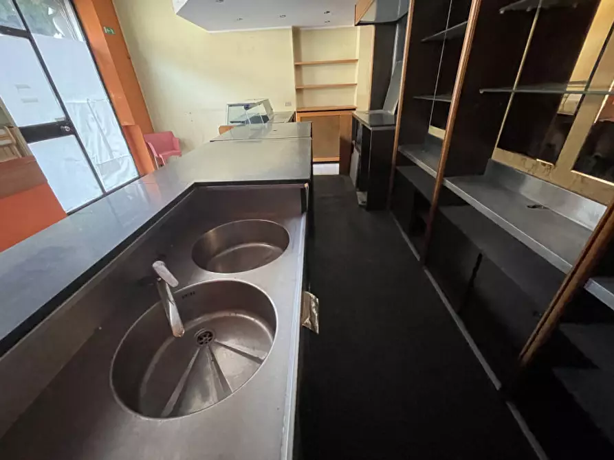 Immagine 12 di Negozio in vendita  in Via Garibaldi 116 a Rho