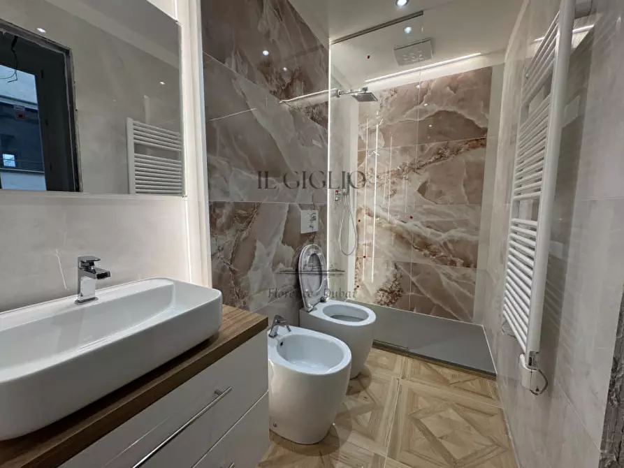 Immagine 17 di Appartamento in vendita  in Via dei Calzaiuoli a Firenze