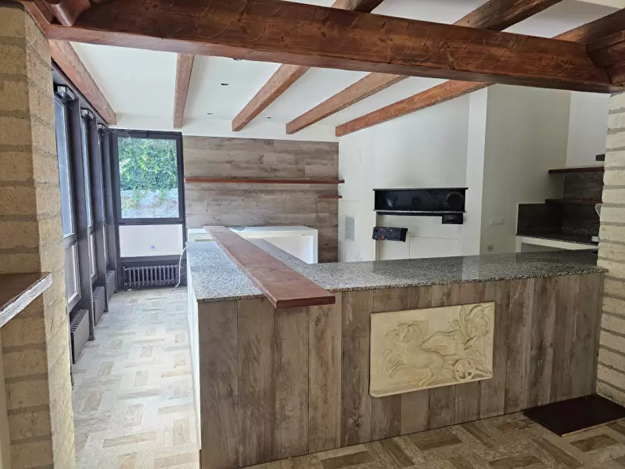 Immagine 2 di Attività commerciale in vendita  a Teolo