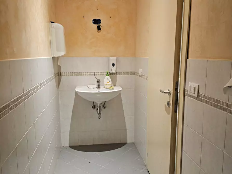 Immagine 17 di Attività commerciale in vendita  a Teolo