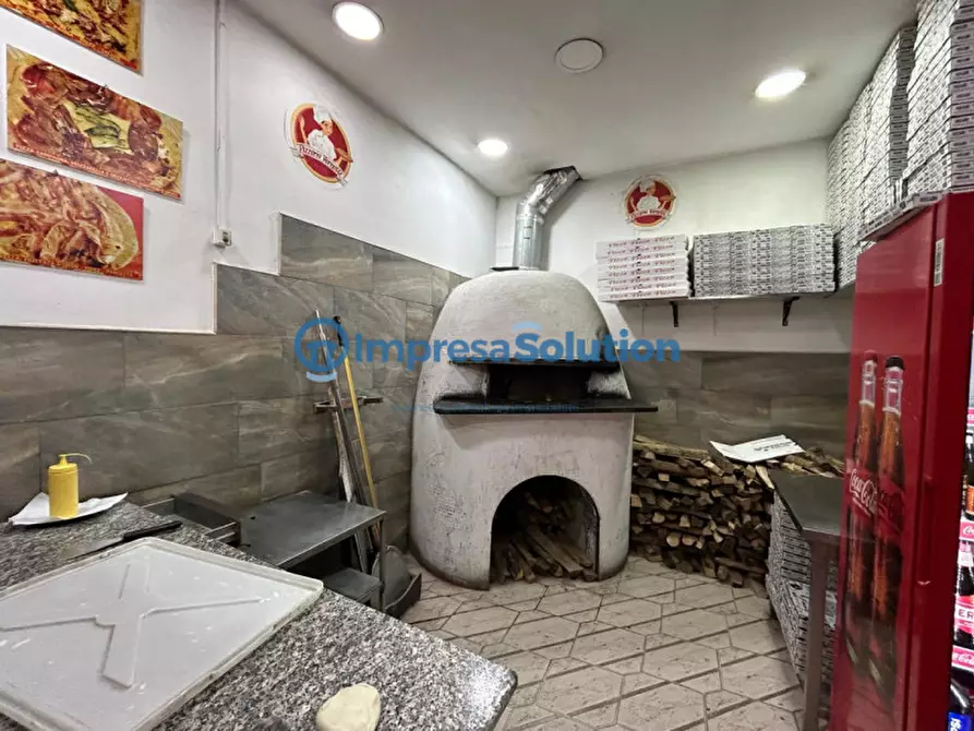 Immagine 5 di Negozio in affitto  in Via Benedetto Cairoli a Napoli