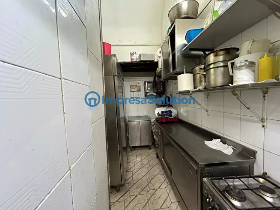 Immagine 8 di Negozio in affitto  in Via Benedetto Cairoli a Napoli