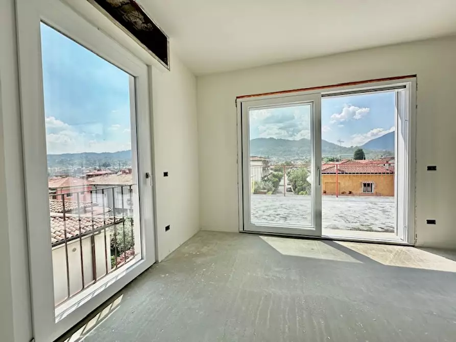 Immagine 1 di Appartamento in vendita  in Via Gratarolo a Salò