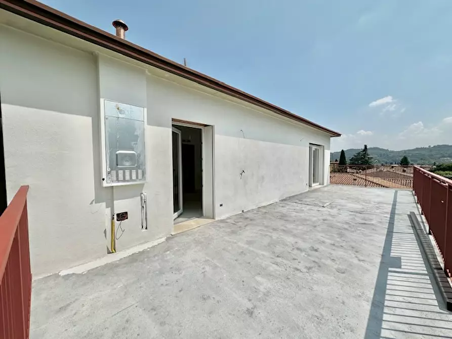 Immagine 3 di Appartamento in vendita  in Via Gratarolo a Salò