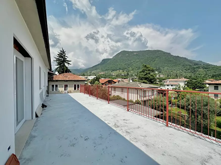 Immagine 1 di Appartamento in vendita  in Via Gratarolo a Salò
