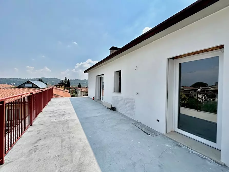 Immagine 2 di Appartamento in vendita  in Via Gratarolo a Salò