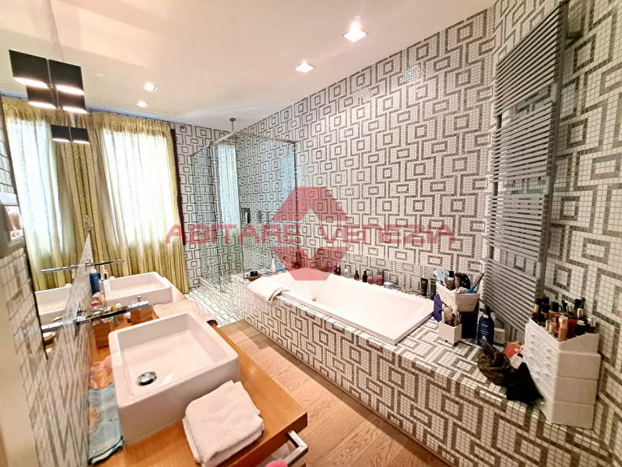 Immagine 8 di Appartamento in vendita  in Campo Stringari a Venezia