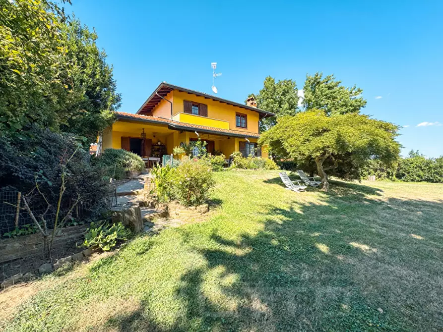 Immagine 1 di Villa in vendita  in via san giovanni 166 a Oleggio
