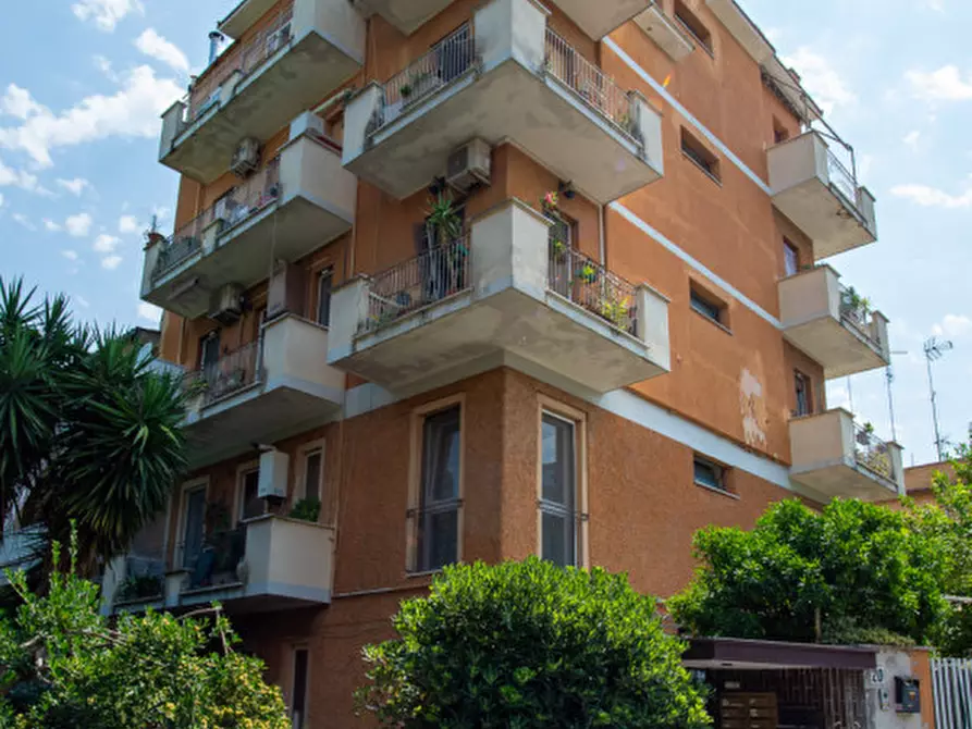 Immagine 2 di Appartamento in vendita  in Via Basilio Puoti a Roma