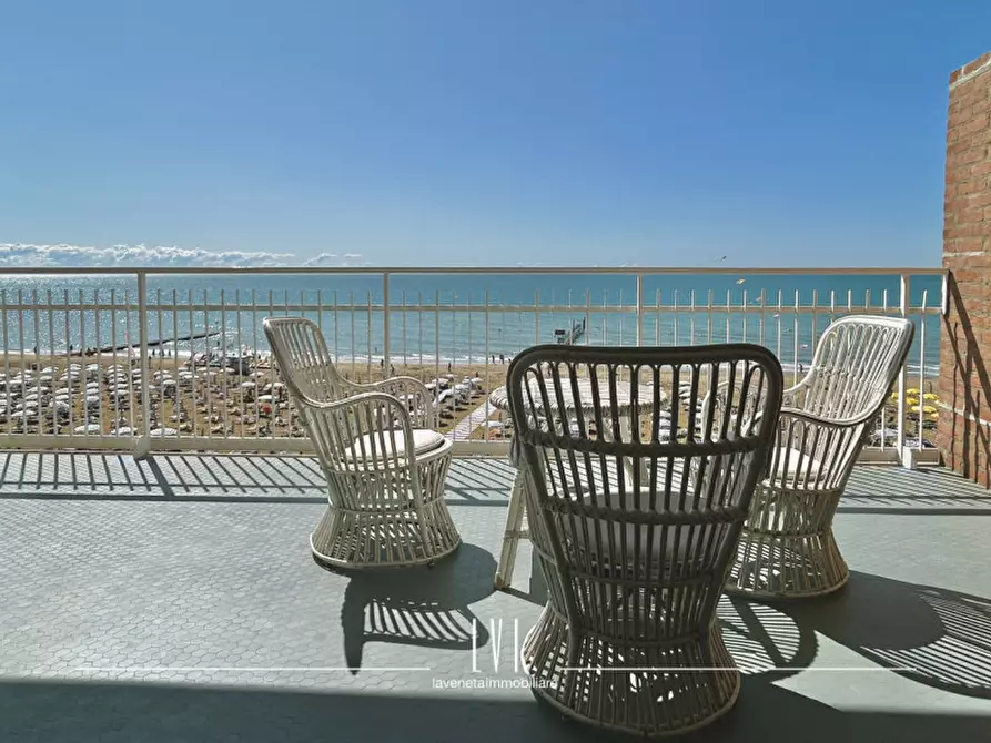 Immagine 1 di Appartamento in vendita  in via Andrea Bafile 9° accesso al mare n.14 a Jesolo