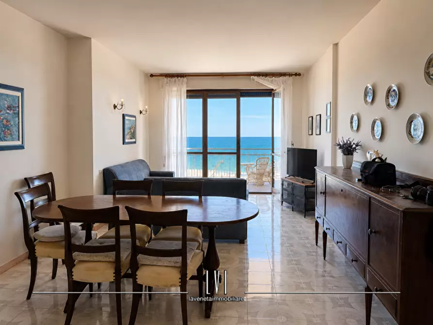 Immagine 2 di Appartamento in vendita  in via Andrea Bafile 9° accesso al mare n.14 a Jesolo