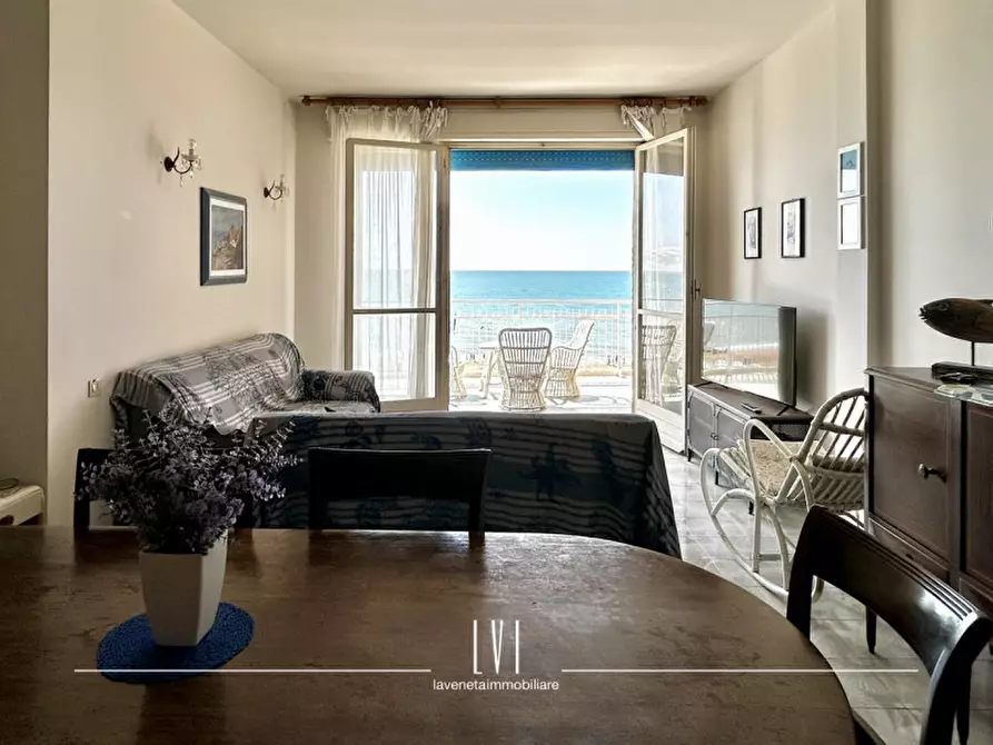 Immagine 2 di Appartamento in vendita  in via Andrea Bafile 9° accesso al mare n.14 a Jesolo