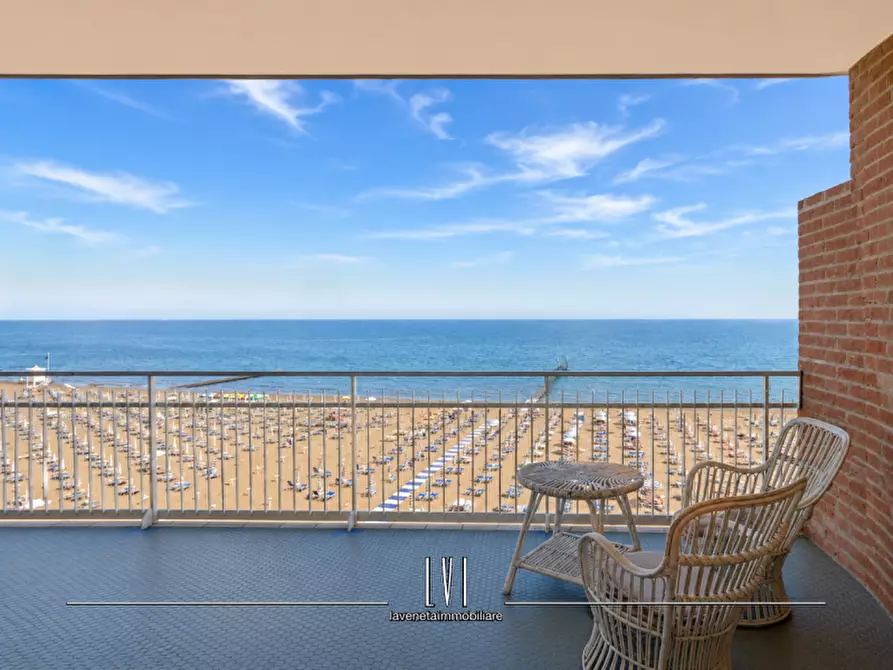 Immagine 3 di Appartamento in vendita  in via Andrea Bafile 9° accesso al mare n.14 a Jesolo