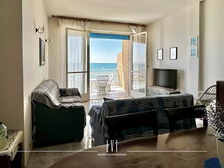 Immagine 3 di Appartamento in vendita  in via Andrea Bafile 9° accesso al mare n.14 a Jesolo