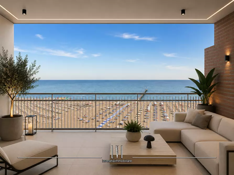 Immagine 4 di Appartamento in vendita  in via Andrea Bafile 9° accesso al mare n.14 a Jesolo