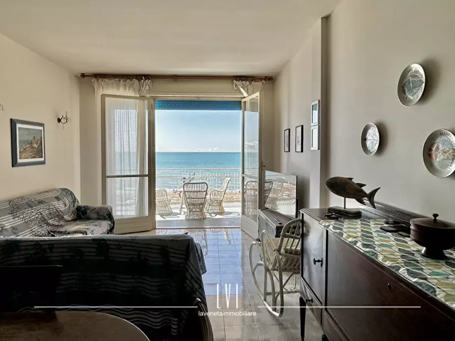 Immagine 4 di Appartamento in vendita  in via Andrea Bafile 9° accesso al mare n.14 a Jesolo