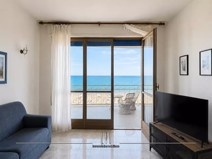 Immagine 5 di Appartamento in vendita  in via Andrea Bafile 9° accesso al mare n.14 a Jesolo