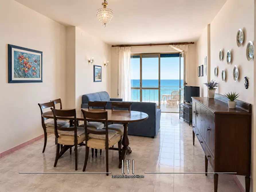 Immagine 7 di Appartamento in vendita  in via Andrea Bafile 9° accesso al mare n.14 a Jesolo