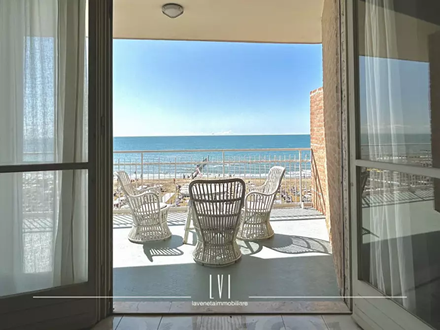 Immagine 7 di Appartamento in vendita  in via Andrea Bafile 9° accesso al mare n.14 a Jesolo