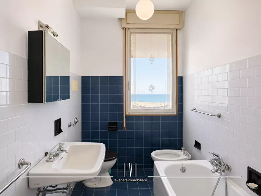 Immagine 19 di Appartamento in vendita  in via Andrea Bafile 9° accesso al mare n.14 a Jesolo