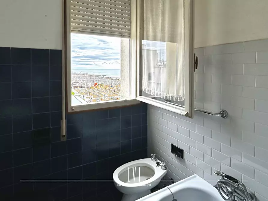 Immagine 25 di Appartamento in vendita  in via Andrea Bafile 9° accesso al mare n.14 a Jesolo