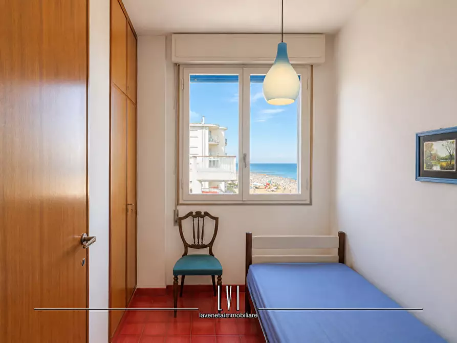 Immagine 27 di Appartamento in vendita  in via Andrea Bafile 9° accesso al mare n.14 a Jesolo